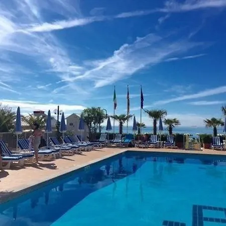 Hotel Plaza Esplanade 3*