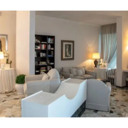 Hotel Plaza Esplanade 3*