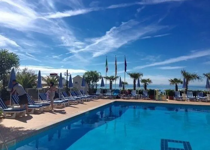 Hotel Plaza Esplanade 3*