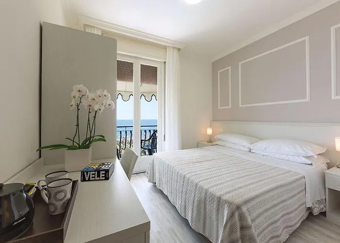 Hotel Plaza Esplanade 3*