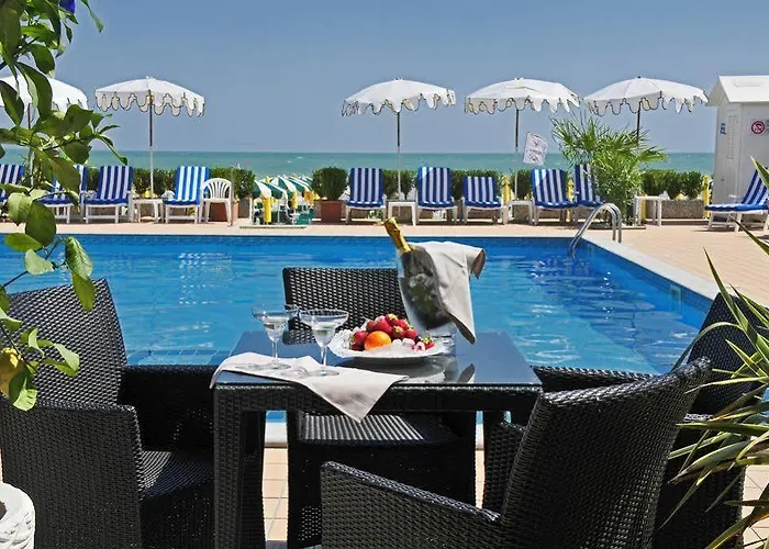 מלון Plaza Esplanade 3*